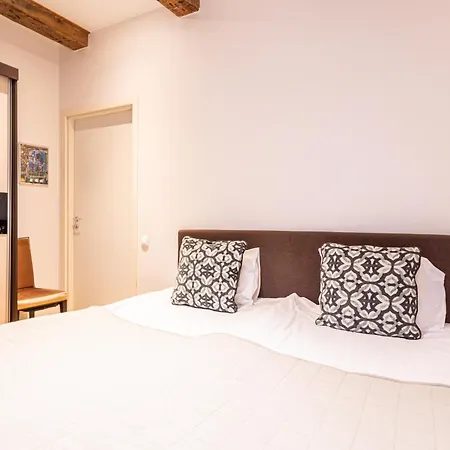 P32 - Boutique Center Apartment