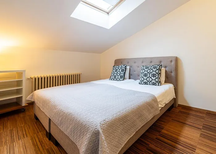 P32 - Boutique Center *